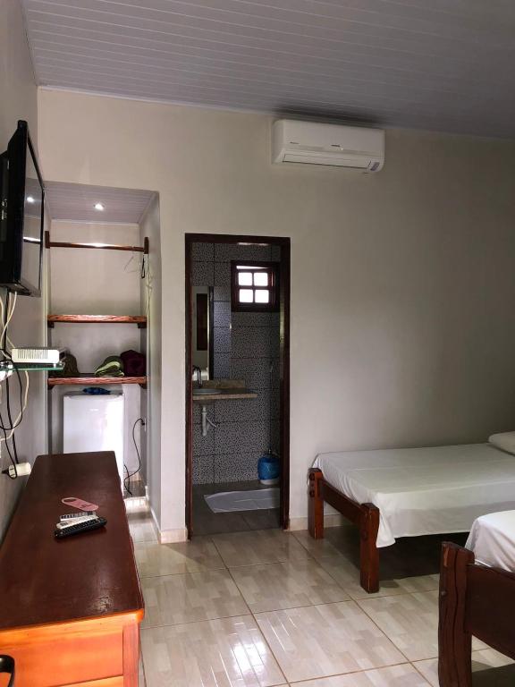 Uma televisão e/ou sistema de entretenimento em Pousada Encanto dos Anjos