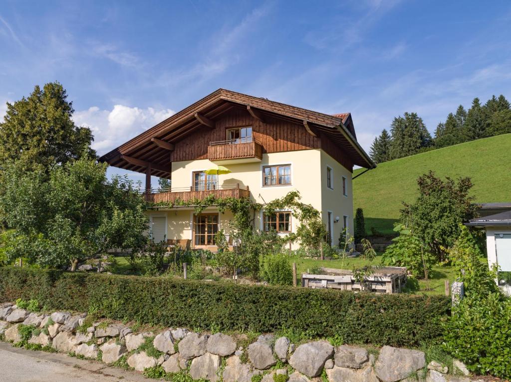 una casa con tetto in legno su una collina di Alpinloft Tirol a Bad Häring