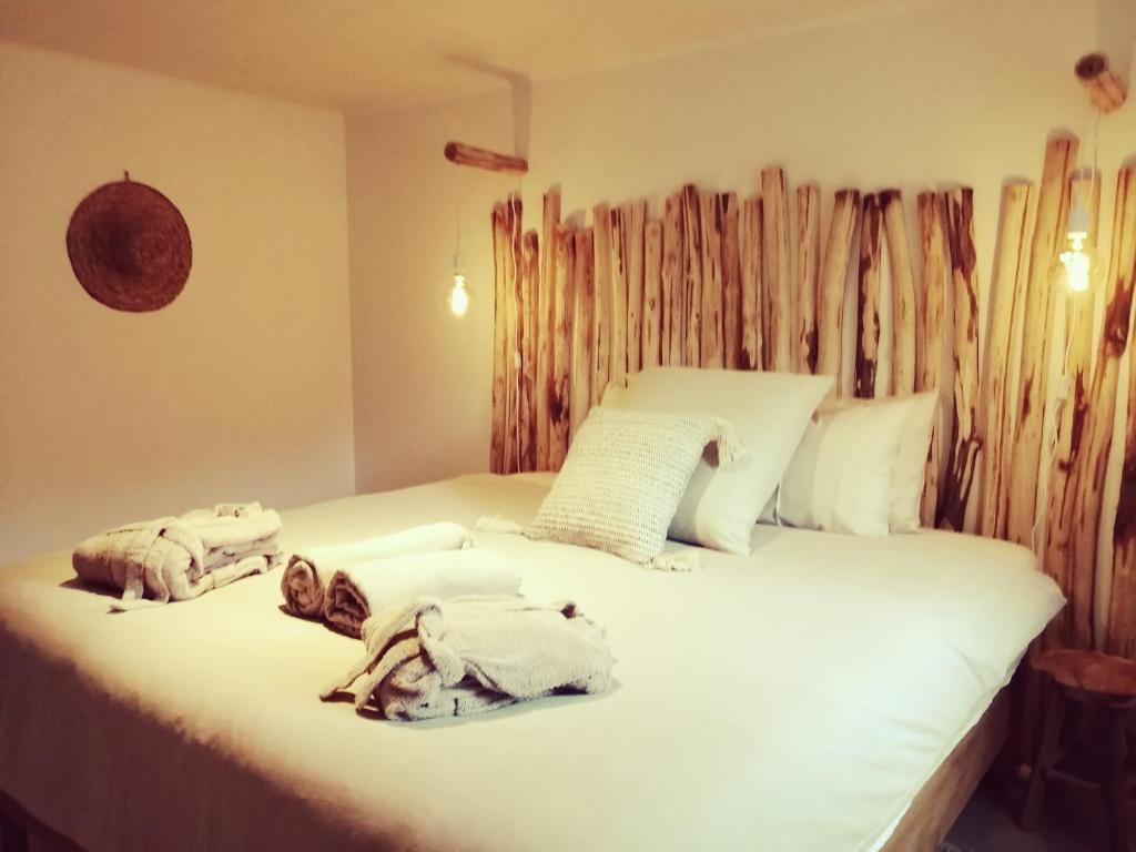 sypialnia z dużym łóżkiem z ręcznikami w obiekcie Où gît le Bocq Spa privatif w mieście Ciney