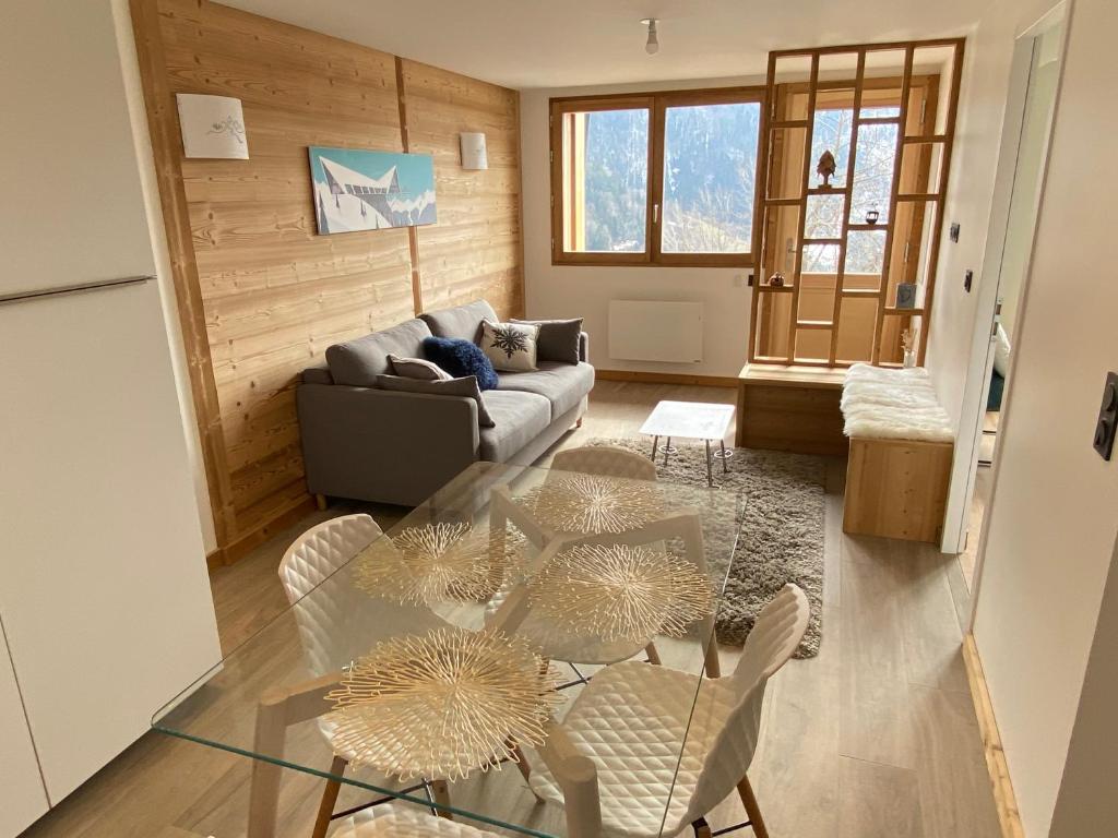 Le terrier في فوياني: غرفة معيشة مع أريكة وطاولة وكراسي