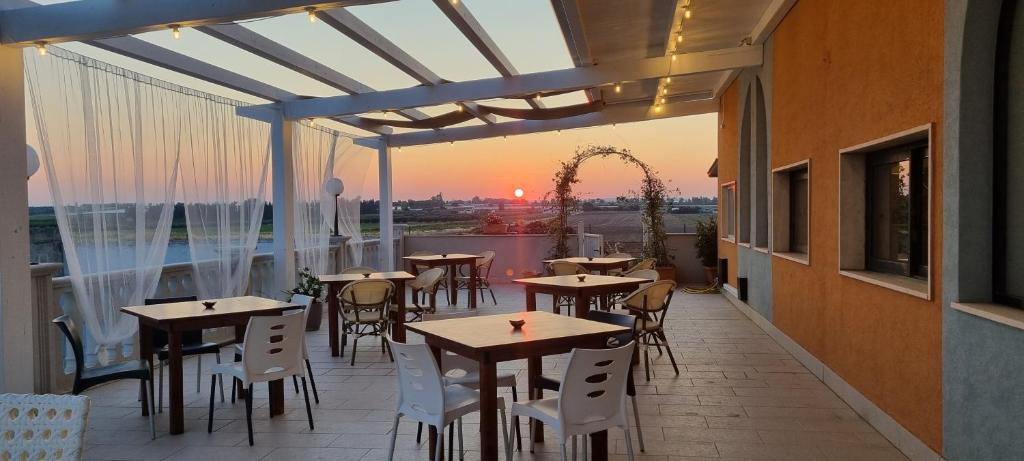 Východ nebo západ slunce při pohledu z hotelu nebo okolí