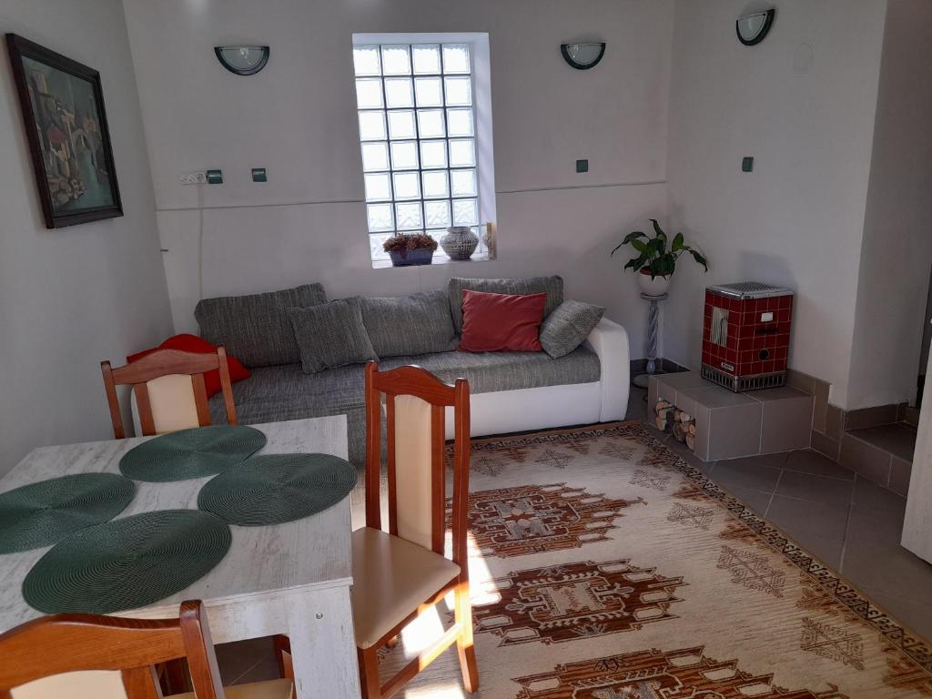 Thelena Apartmant 2 - Housity