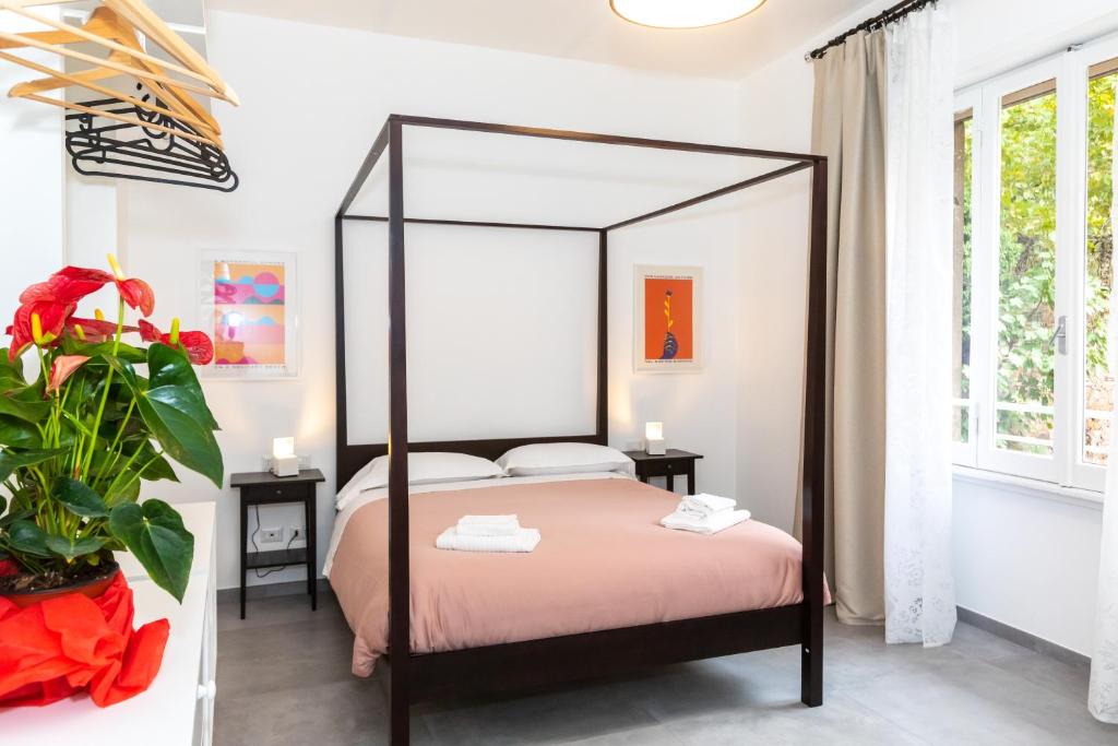 - une chambre avec un lit et un grand miroir dans l'établissement Sant'Erasmo Suite, à Rome