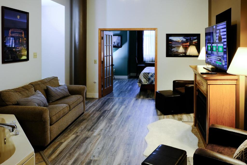 TV a/nebo společenská místnost v ubytování Pet-friendly Canal Park Condonear Lakewalk Pool