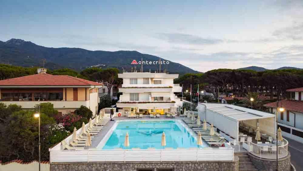 マリーナ・ディ・カンポにあるHotel Montecristoのスイミングプール付きのホテルの景色を望めます。