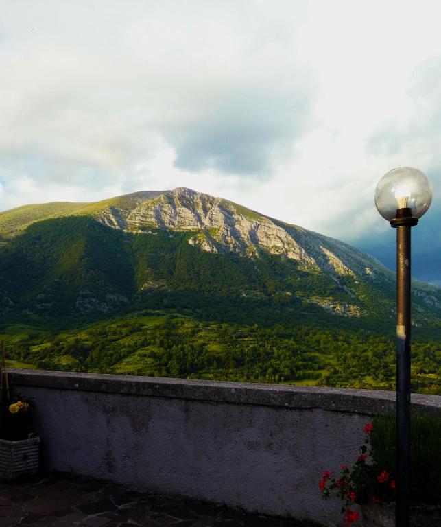 Nespecifikovaný výhled na hory nebo výhled na hory při pohledu z hotelu