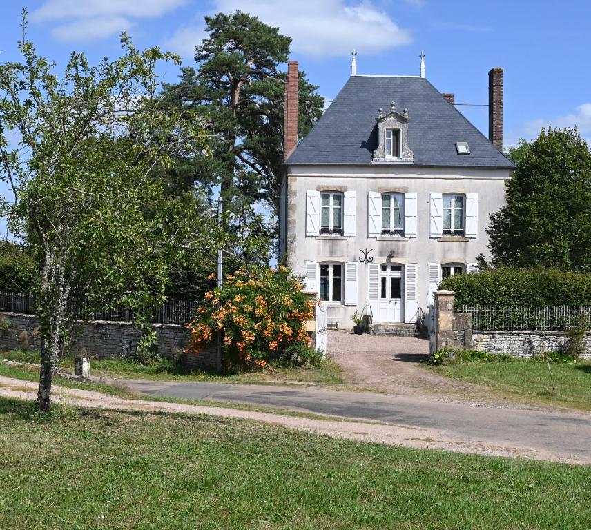 una vieja casa blanca con techo negro en Villa Champallement, en Champallement