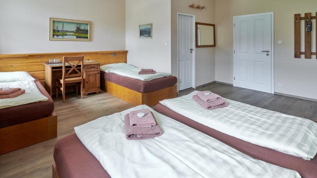 Postel nebo postele na pokoji v ubytování Relax hotel Valaška