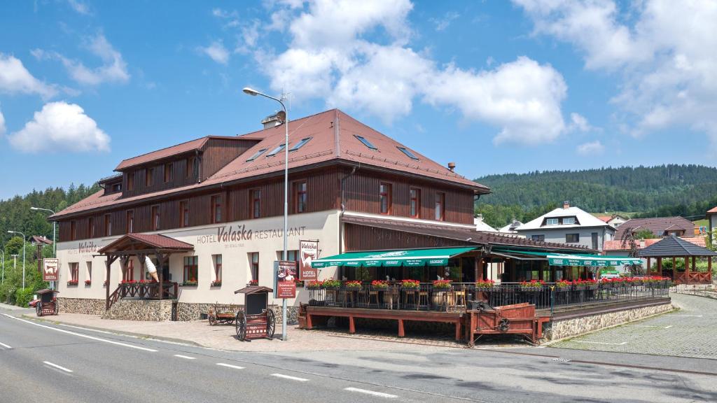 un bâtiment situé sur le côté d'une route dans l'établissement Relax hotel Valaška, à Horní Bečva