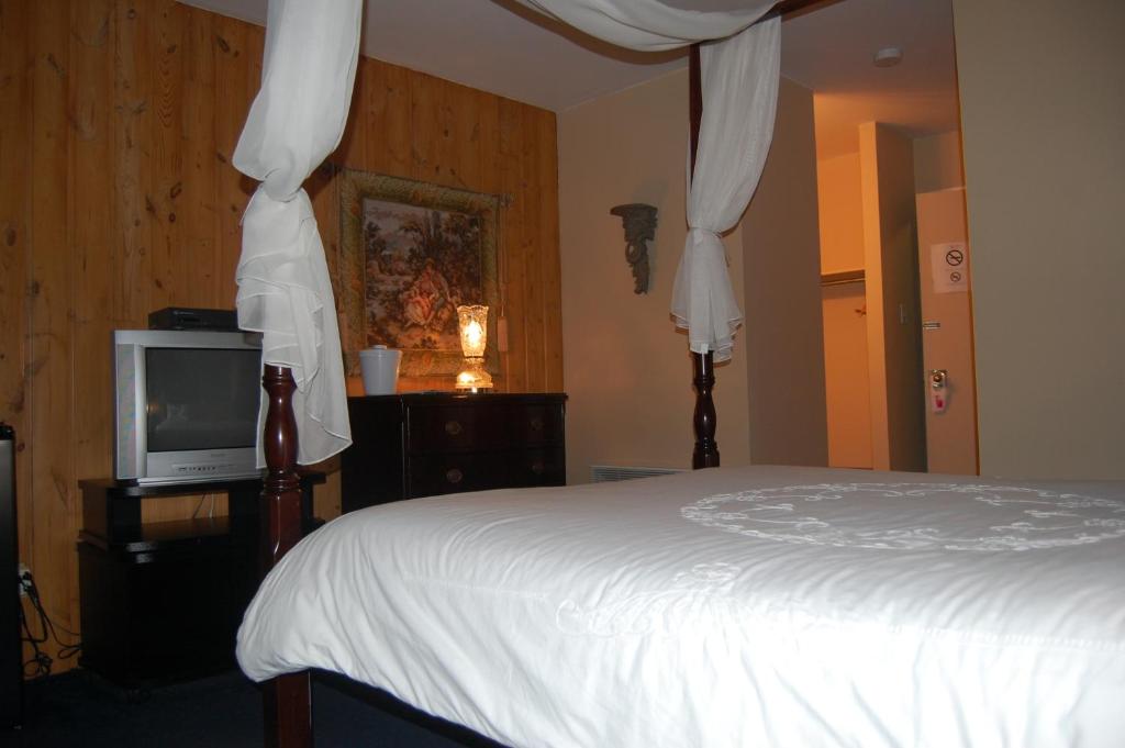 Postel nebo postele na pokoji v ubytování Auberge Godard