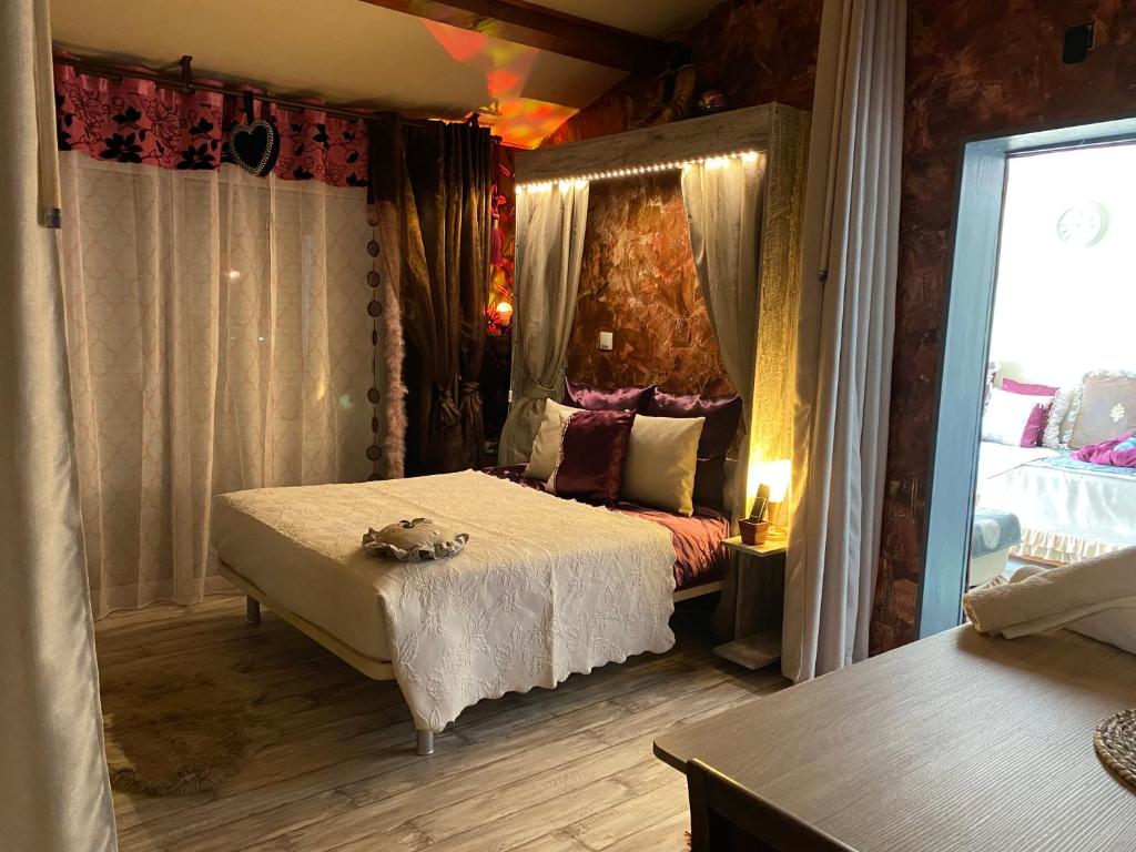 Tempat tidur dalam kamar di SUITE spa accès autonome