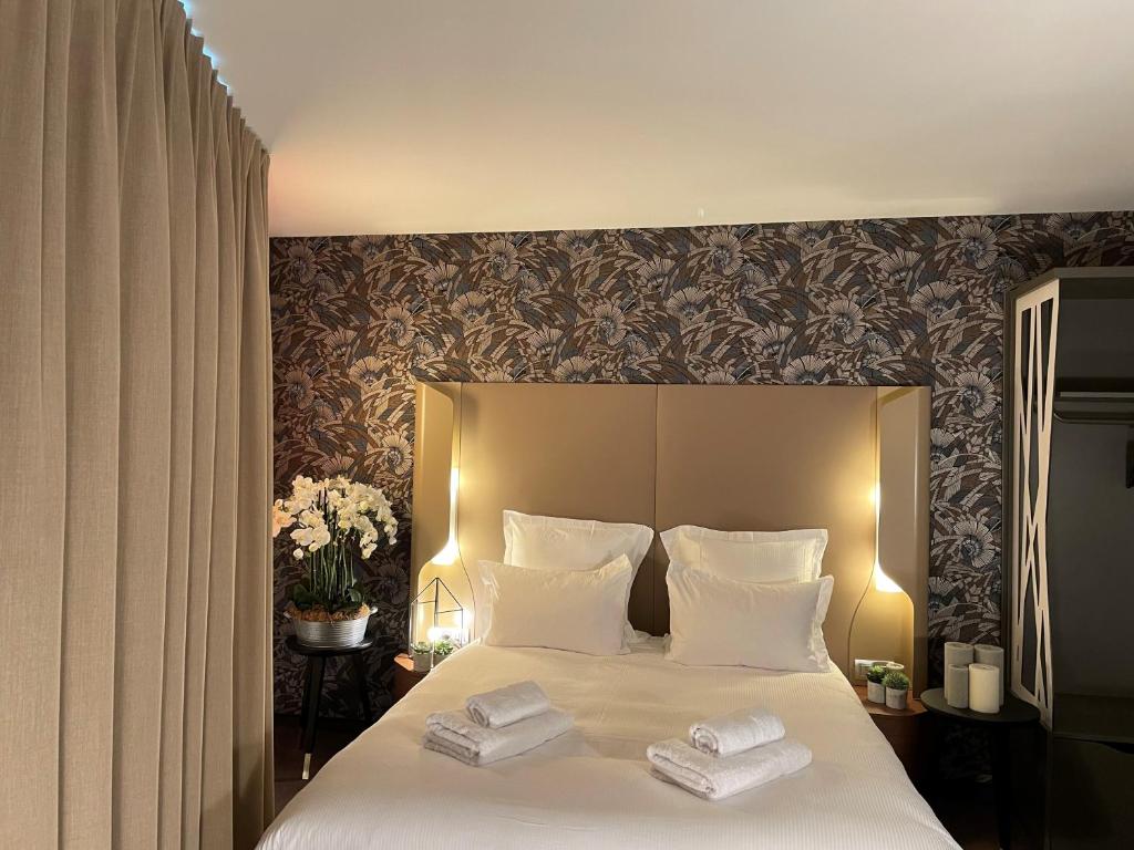 Кровать или кровати в номере Dali Hôtel Perpignan - Restaurant