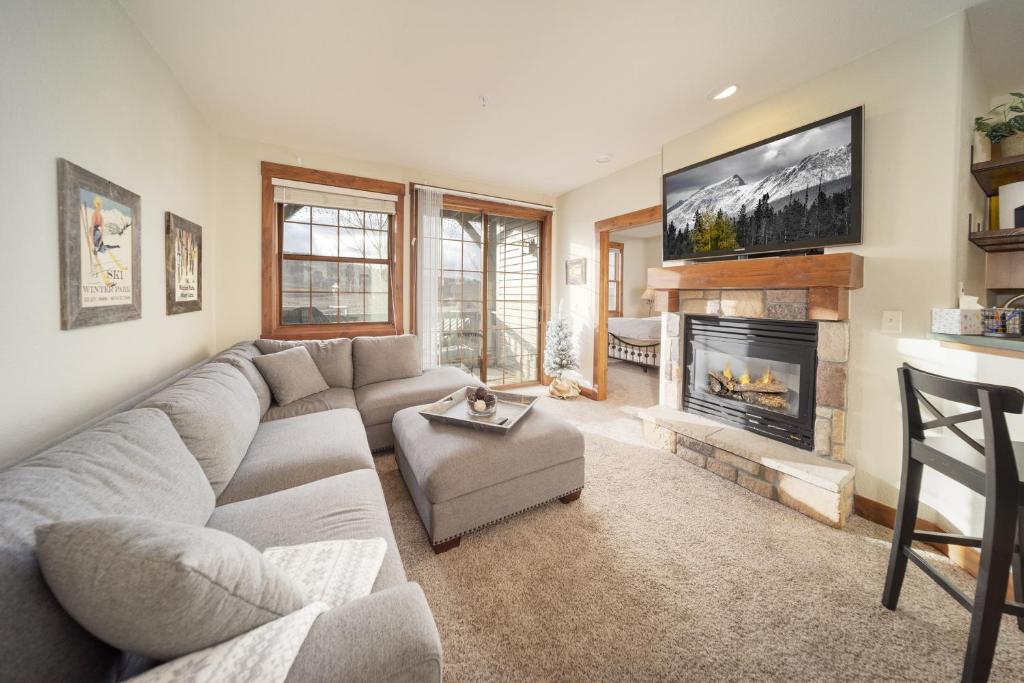Palomino at Kicking Horse cabin - Housity