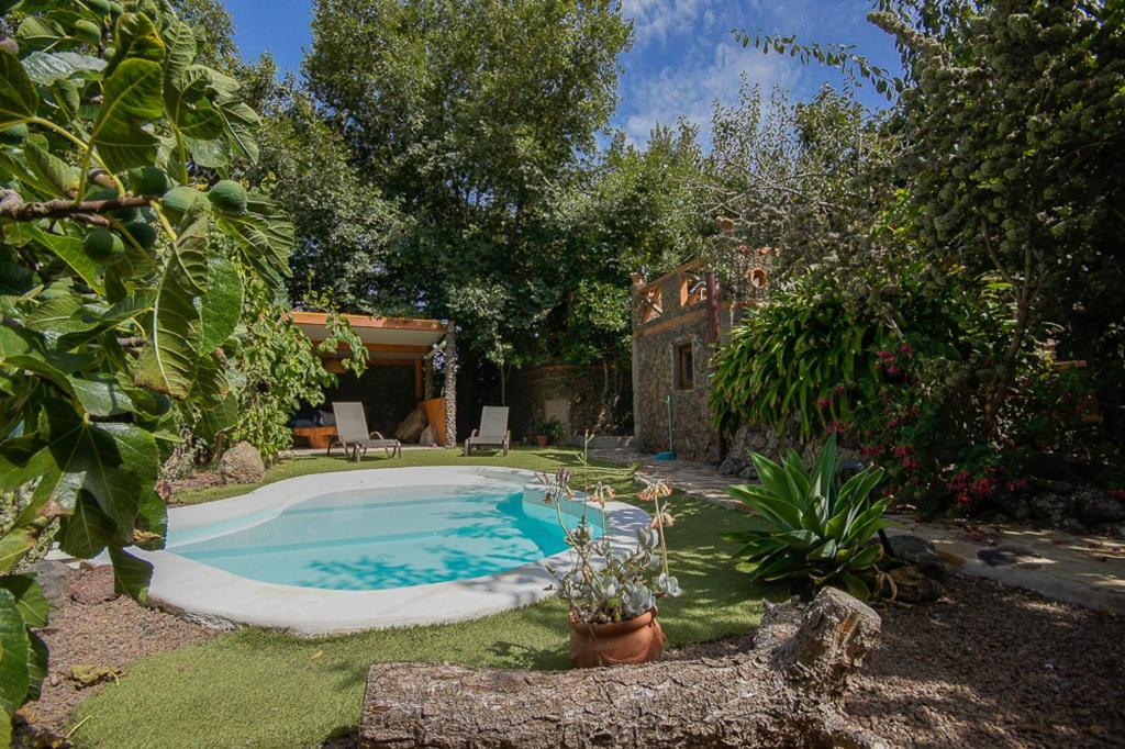 a swimming pool in the yard of a house at Villa Los Matos Pool and garden in Valleseco