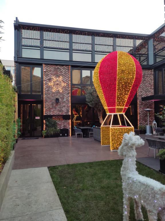 um balão de ar quente em frente a um edifício em Hotel Borneo em Pančevo