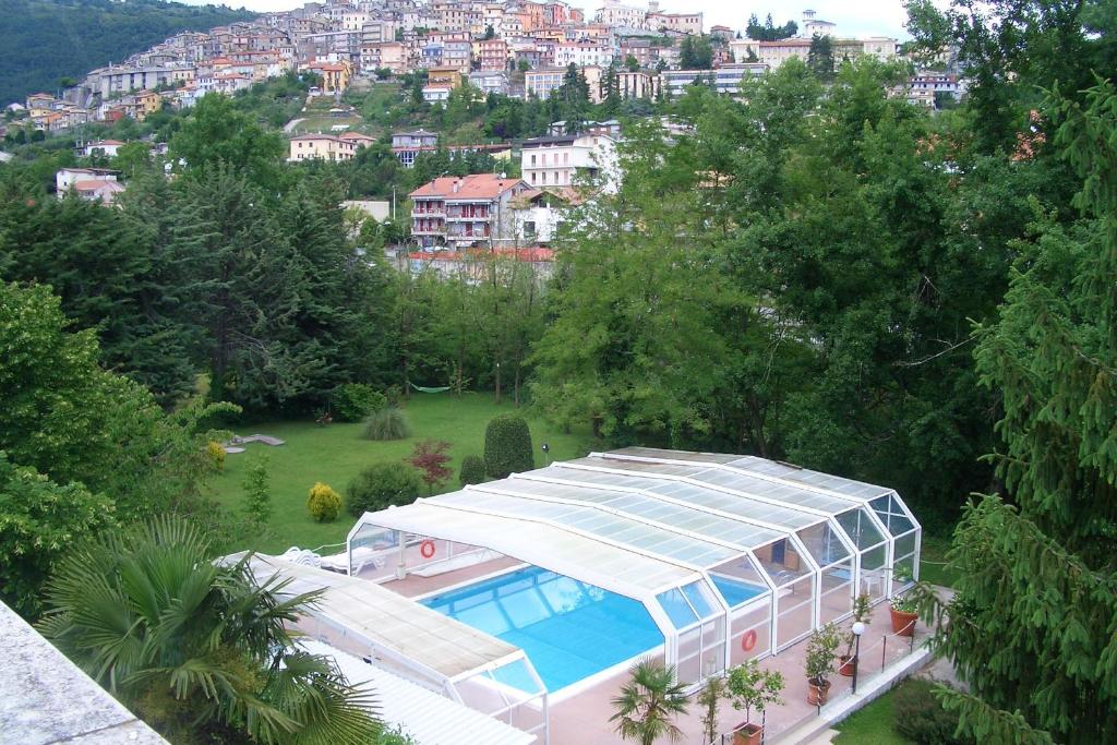 una casa con piscina y ciudad en King Hotel, en Fiuggi