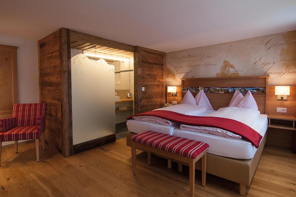 Una cama o camas en una habitación de Alpenblick Hotel & Restaurant Wilderswil by Interlaken
