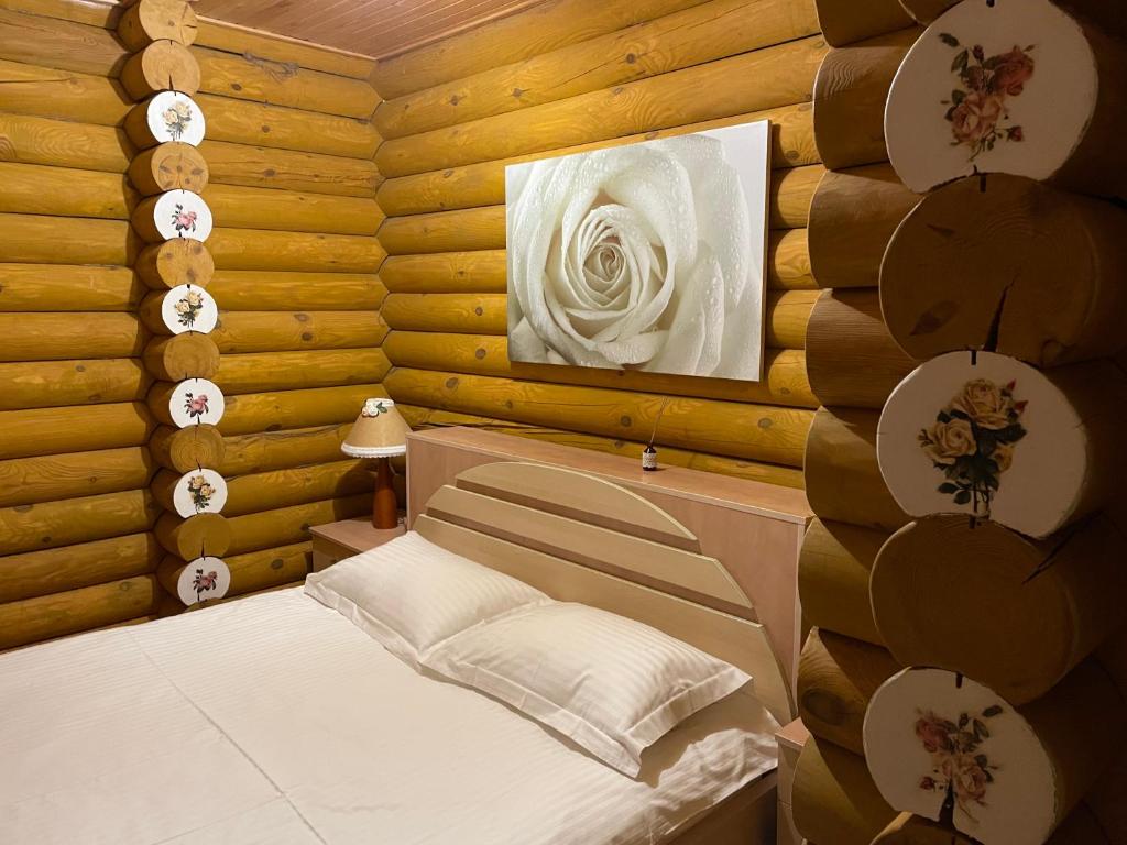 ヤブルニツァにあるЕко котедж Яблуницька трояндаの木製の部屋にベッド1台が備わるベッドルーム1室があります。