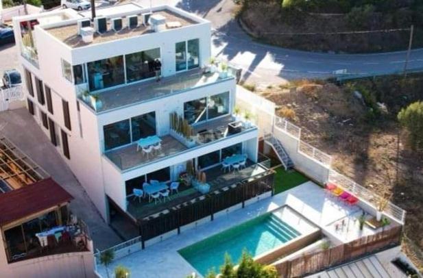 Casa blanca grande con piscina en L'ARMONIA entre la Farella i Cau del LLOP en Llança