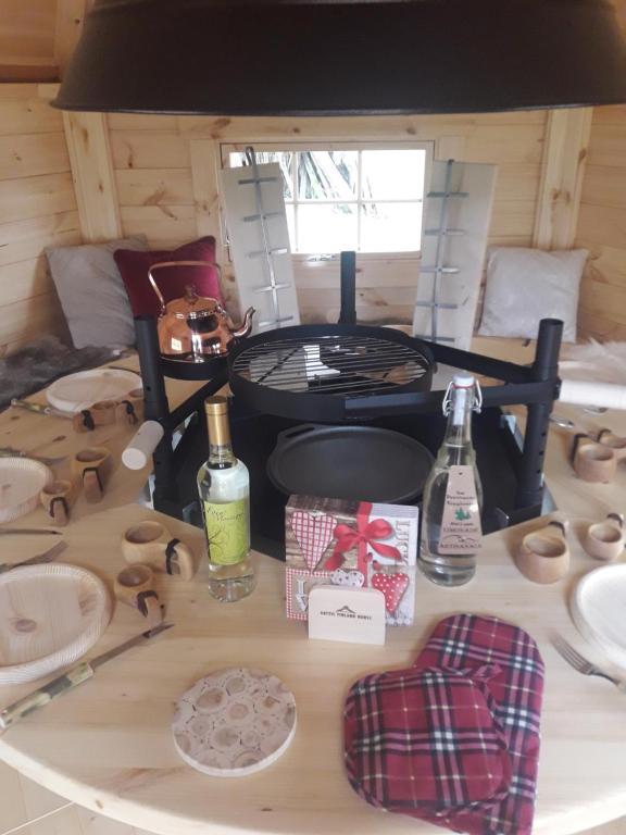 einen Tisch mit Herd in einem winzigen Haus in der Unterkunft Le Grand Chalet in La Chapelle