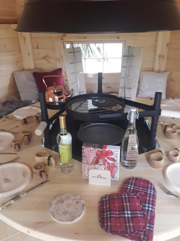 a table with a stove in a tiny house at Le Grand Chalet in La Chapelle