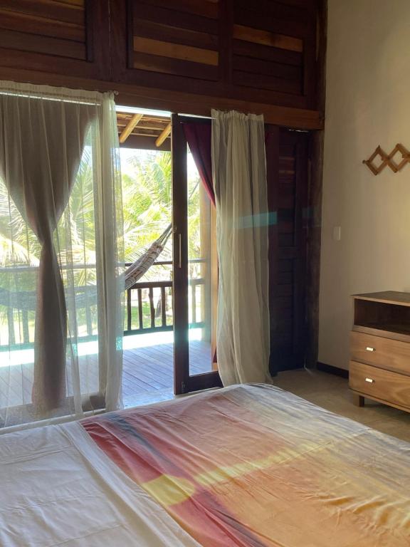 sypialnia z dużym łóżkiem i oknem w obiekcie App Lory KiteVillage w mieście Uruaú