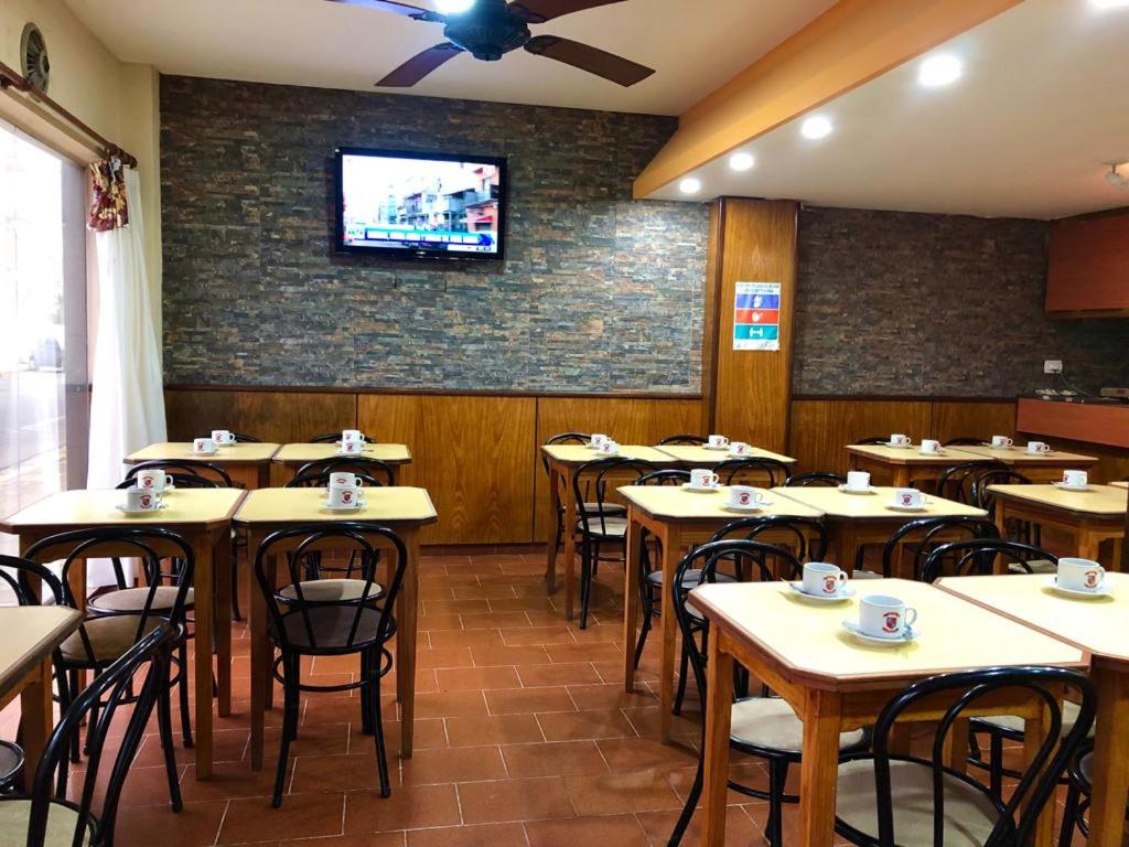 Reštaurácia alebo iné gastronomické zariadenie v ubytovaní Hotel Ezpeleta