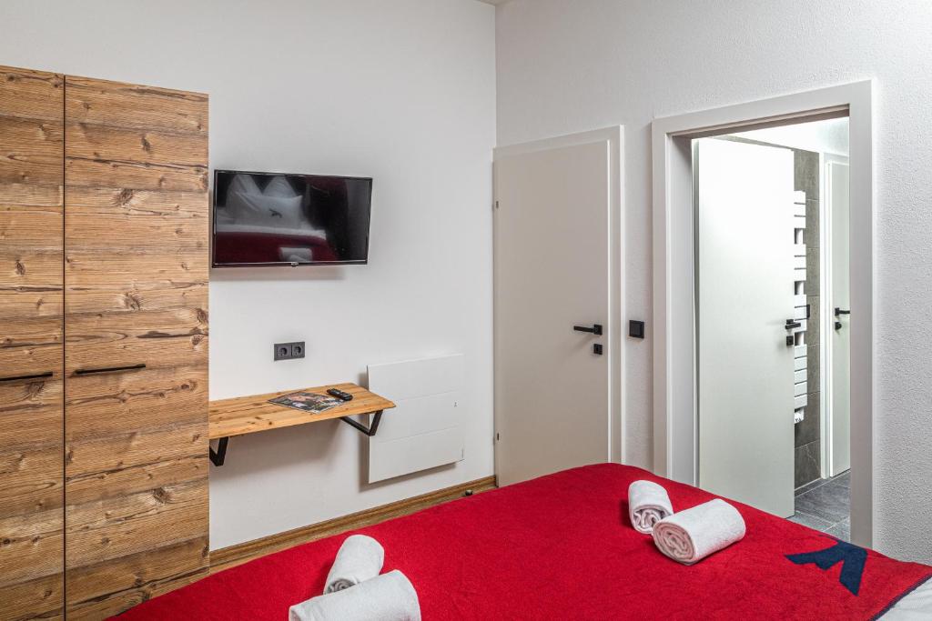 سرير أو أسرّة في غرفة في Falcon Suites Kaprun - Summercard included