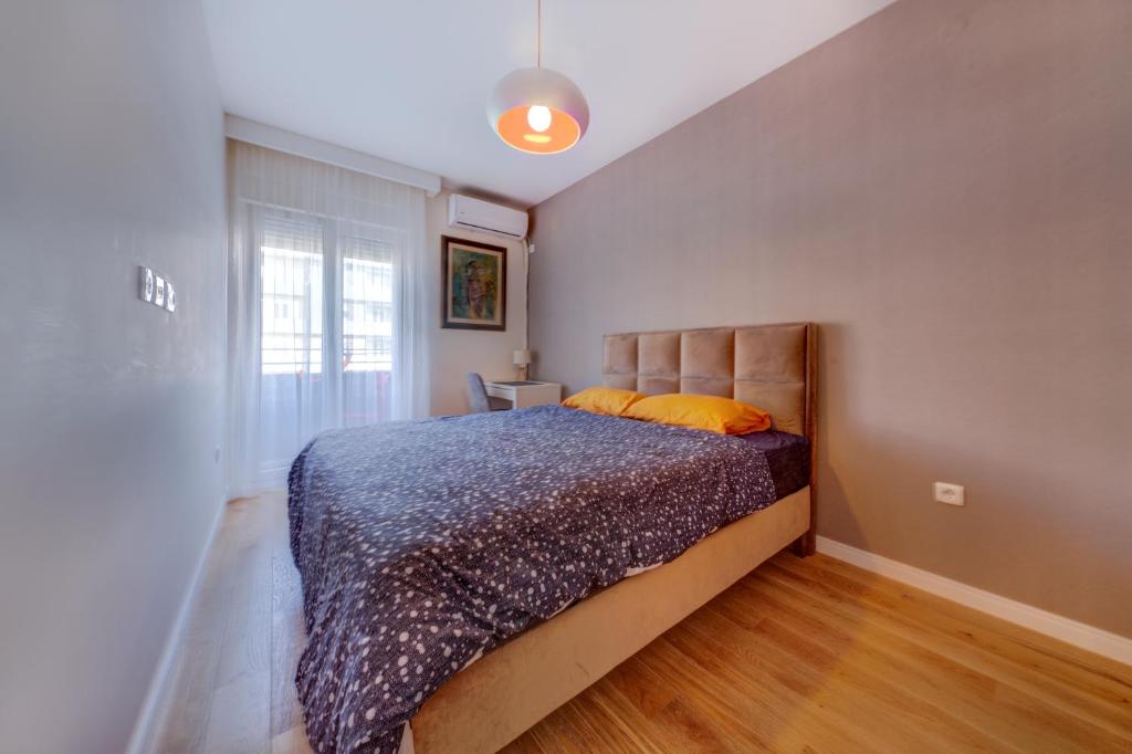 1 dormitorio con cama y ventana en Consulate en Podgorica