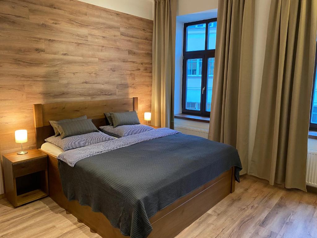 sypialnia z dużym łóżkiem i oknem w obiekcie Yellow Ski Apartments w Rokitnicach nad Izerą