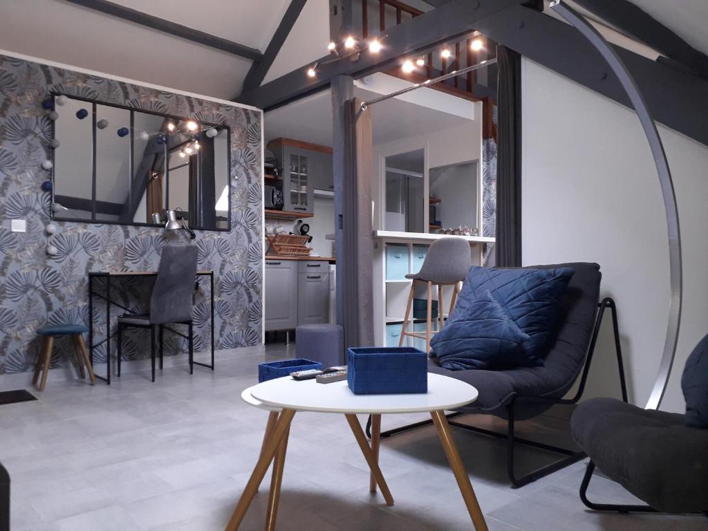 Le Mini Loft Montargis centre 1 à 4 personnes climatisation parking linge wifi freebox Netflix
