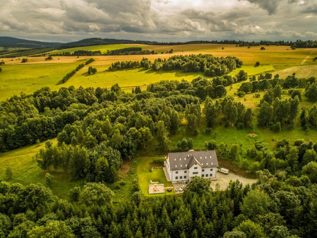 uma vista aérea de uma casa num campo em Morze Gór em Duszniki Zdrój