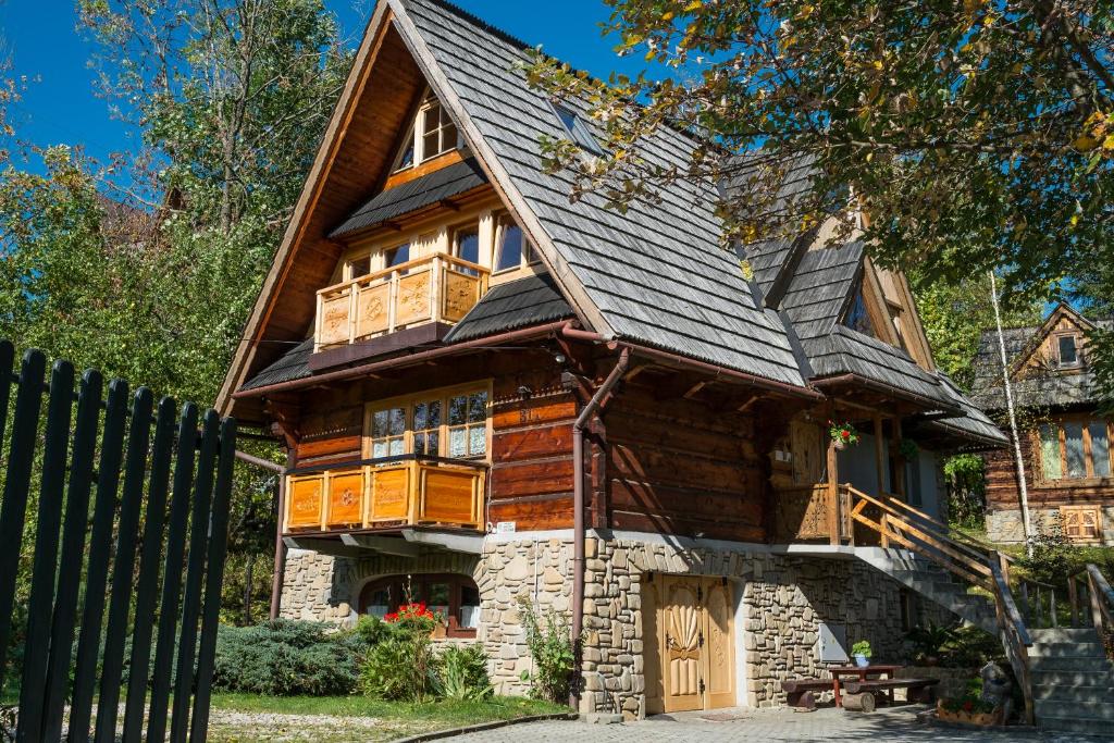 una casa de madera con techo de gambrel en Willa Pod Giewontem, en Zakopane