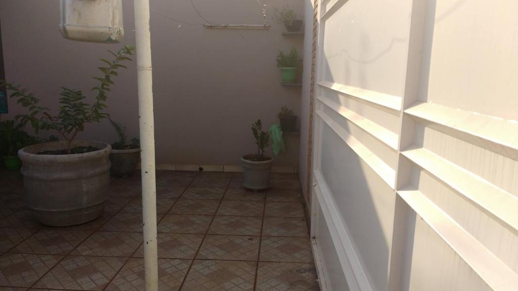 a hallway with potted plants in a room at casa a 5 minutos do aeroporto e Univida in Araraquara