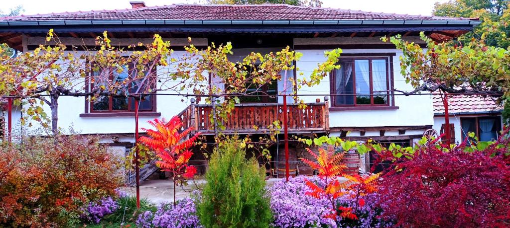 una casa con un ramo de flores delante de ella en Babinata Kashta-Srebarna, en Srebŭrna