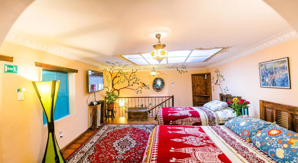 Postel nebo postele na pokoji v ubytování ITCHIMBIA GARDEN con la mejor vista de Quito y SPA