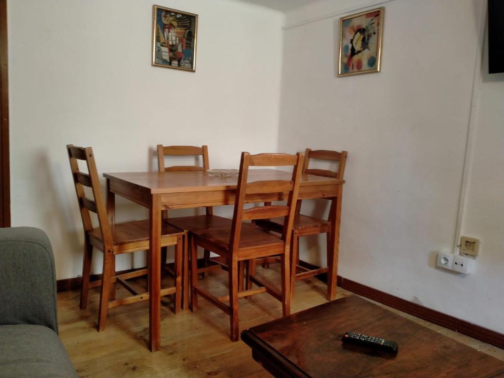 mesa de comedor con 4 sillas y mesa en La Borda de Quevedo, en Biescas