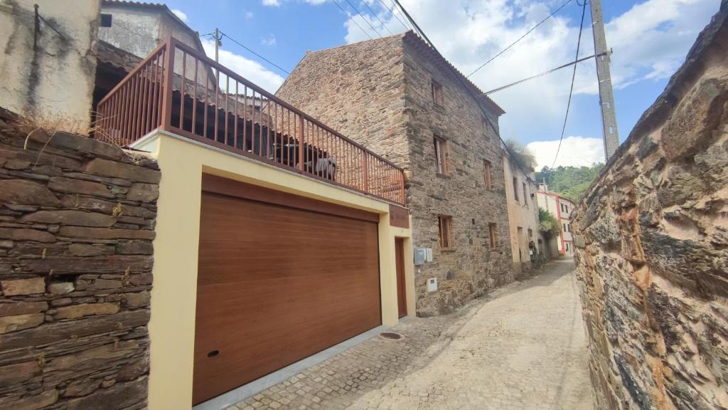 una puerta de garaje en un edificio en una calle en Casa Resineiro com Garagem e Terraço, en Proença-a-Nova