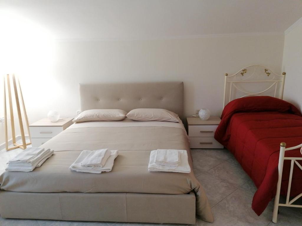 Łóżko lub łóżka w pokoju w obiekcie Rara Domus B&B