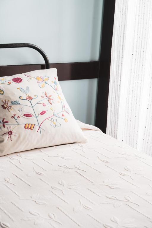 a white bed with a pillow on top of it at Casa rural El Hornillo in Vallehermoso