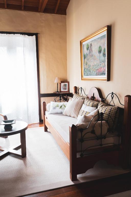 a living room with a bed and a table at Casa rural El Hornillo in Vallehermoso