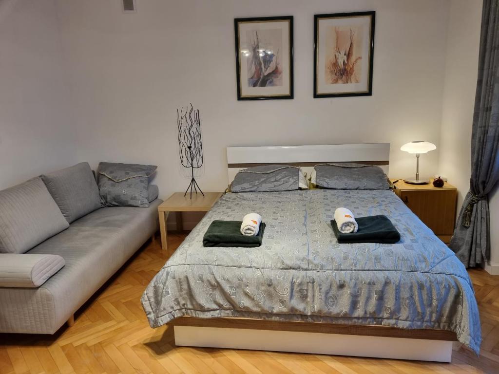 a bedroom with a bed and a couch at W Kolorze Mięty in Warsaw
