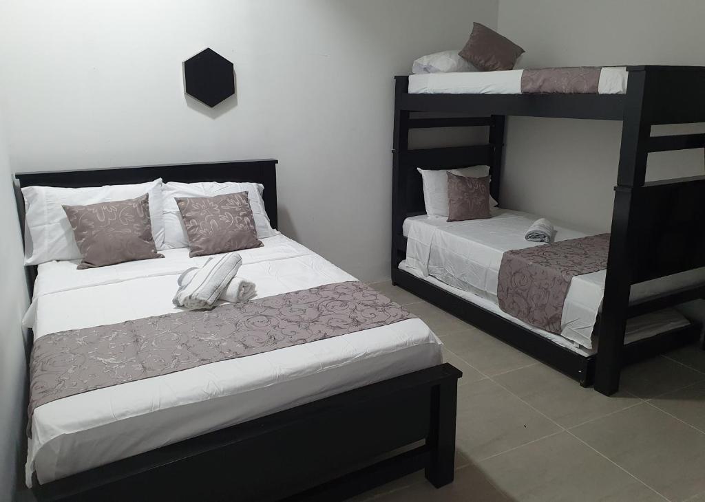 um quarto com 2 camas e um beliche em Apartamento Turistico Luna del Mar em San Andrés