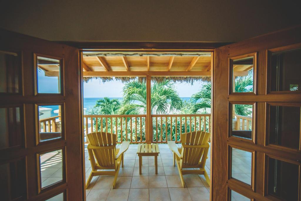 Balkón nebo terasa v ubytování Ocean Cliff Hotel Negril Limited - Adults Only