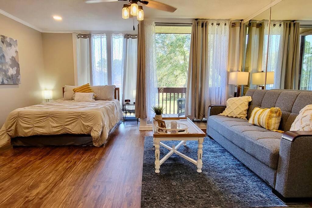 uma sala de estar com uma cama e um sofá em Lakeside Villa - Quite Location, walk to the pool and to the Country Club em Diamondhead