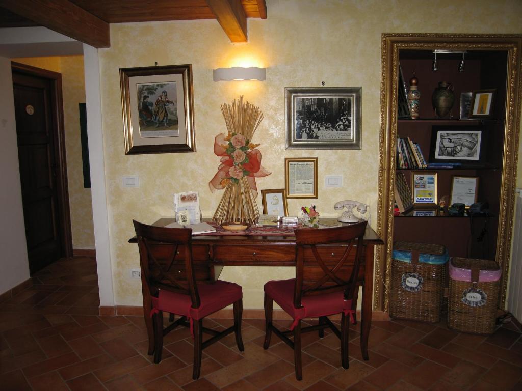 uma sala de jantar com uma mesa e duas cadeiras em La Dimora di d'Annunzio em Scanno