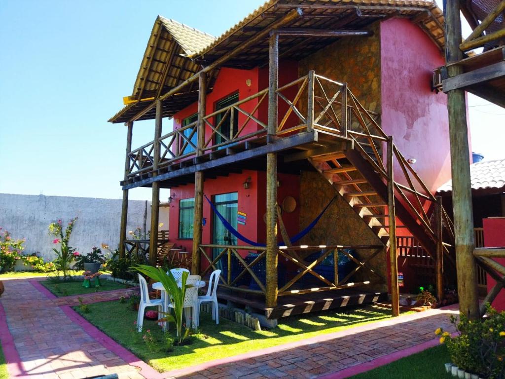 een huis met een trap aan de zijkant bij Chaleville Coqueiro 1001 in Luis Correia