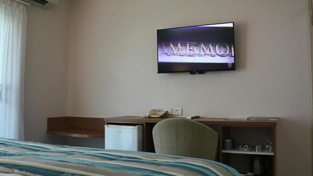 TV a/nebo společenská místnost v ubytování Heritage Cairns Hotel