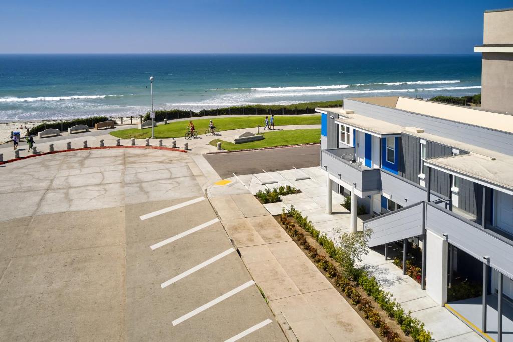 - une vue aérienne sur un bâtiment et la plage dans l'établissement Pacific View Inn, à San Diego