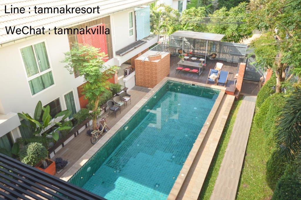 an overhead view of a swimming pool next to a house at ตำหนักวิลล่า 10 ห้องนอน พร้อมสระว่ายน้ำส่วนตัว in Pattaya South